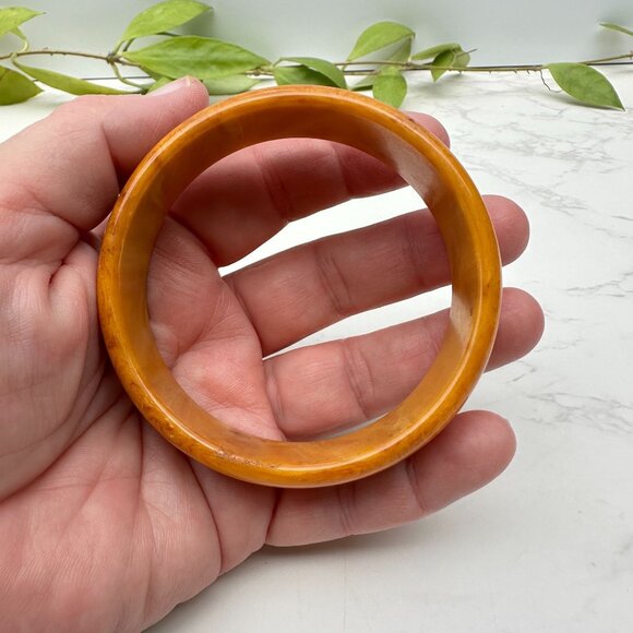 Vintage 1940s Butterscotch Bakelite Bangle Bracelet, Collectible Vintage Jewelry - Picture 5 of 6